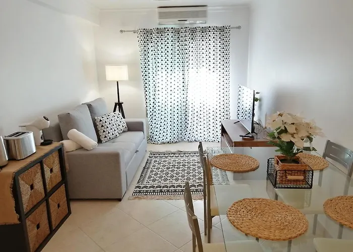 Apartamento De 2 Quartos No Centro De Monte Gordo